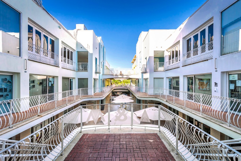 3138 Commodore Plaza